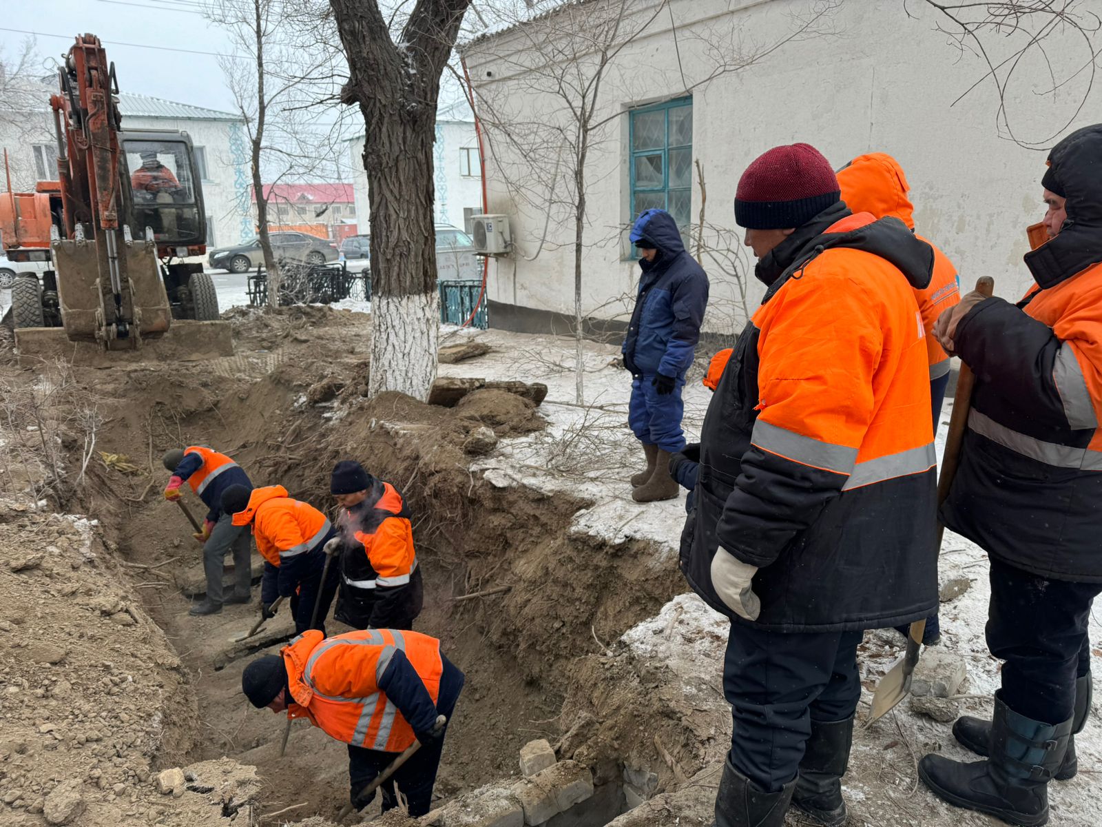 Железнодорожники участвуют в ликвидации коммунальной аварии в поселке Достык